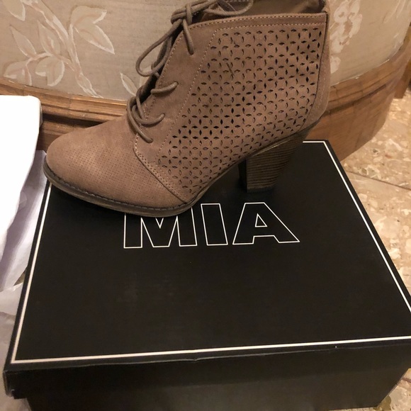 MIA taupe Lace Up Bootie NWT - Picture 6 of 8